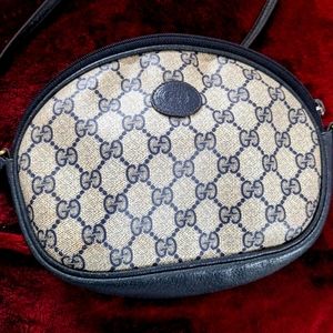 Gucci vintage navy cross body handbag. Very clean, very trendy.